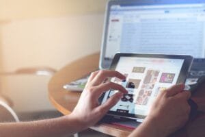 Nesta era digital, a leitura de jornais está quase extinta. Nesta era digital, a leitura de jornais está quase extinta.