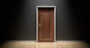 Uma porta marrom, uma parede cinza. Um texto para reflexão.