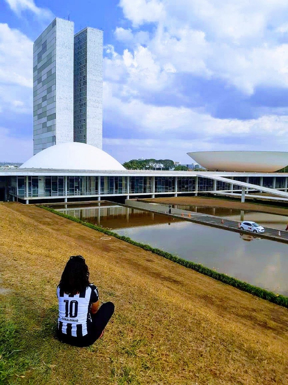 Os meios de comunicação e a política Jovem observa o Planalto Central. Um texto que fala sobre influência da Imprensa na Política.