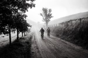 Dois amigos caminhando de bicicleta. Um texto sobre amizade.