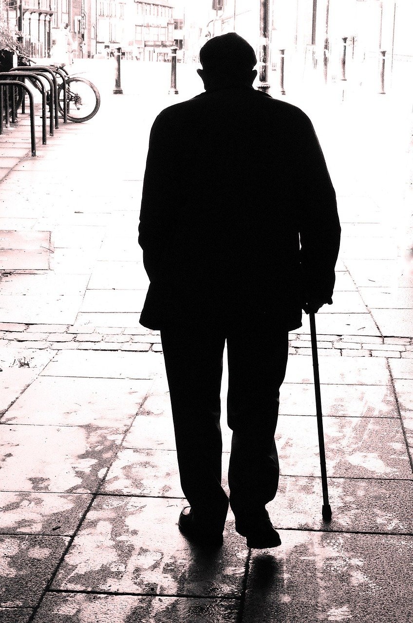 Inventando passados (O Criador de histórias) A silhueta de uma pessoa idosa. O texto a seguir aborda importância de se ter um passado.