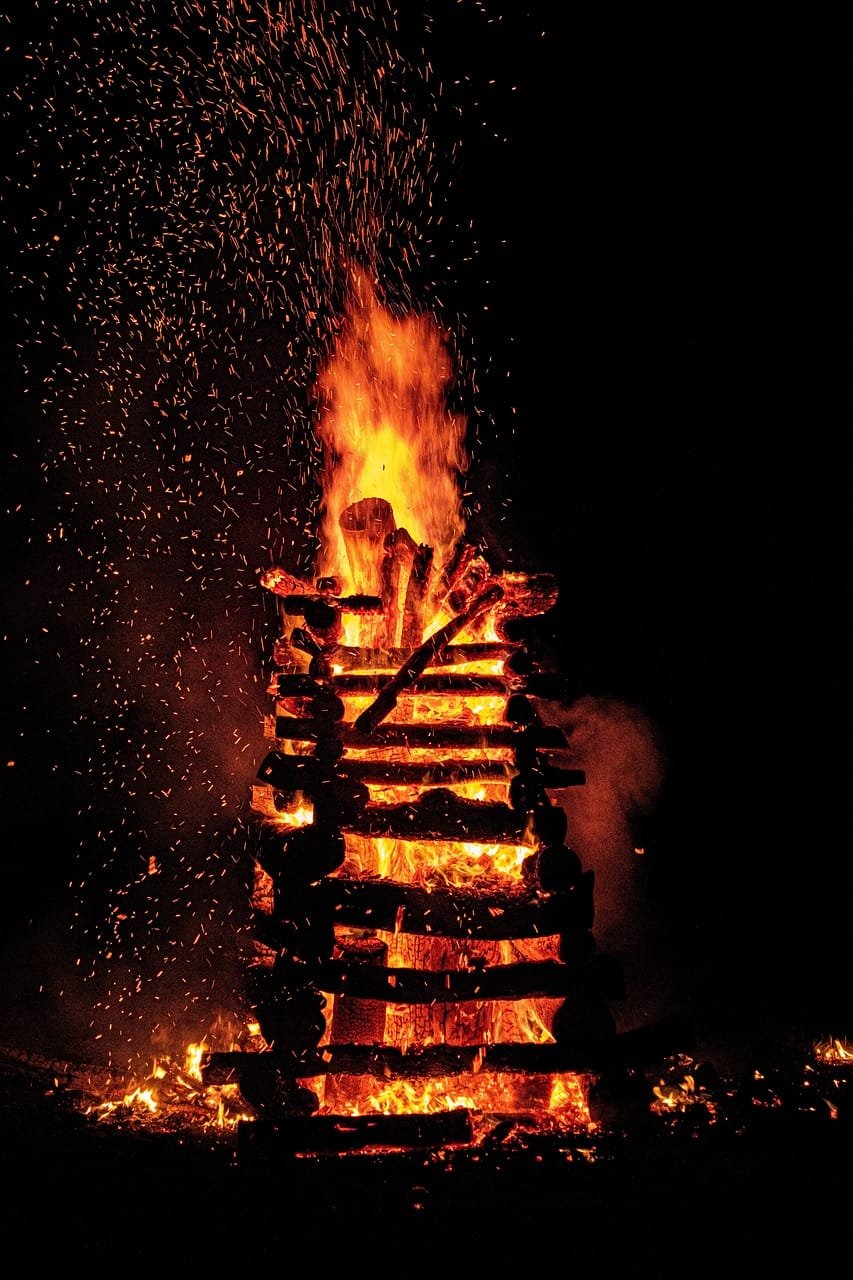 alt="Celebração da Festa de São João com fogueira"