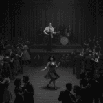 alt=Num baile dos anos 60, figura central de uma mulher dançando.