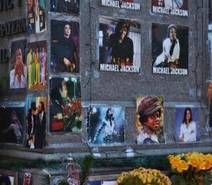 Mural com cartazes de diferentes fases da carreira de Michael Jackson.