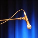 A arte como objeto de competição alt= microfone simbolizando reality shows musicais.