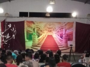 Sentei e observei o ambiente...